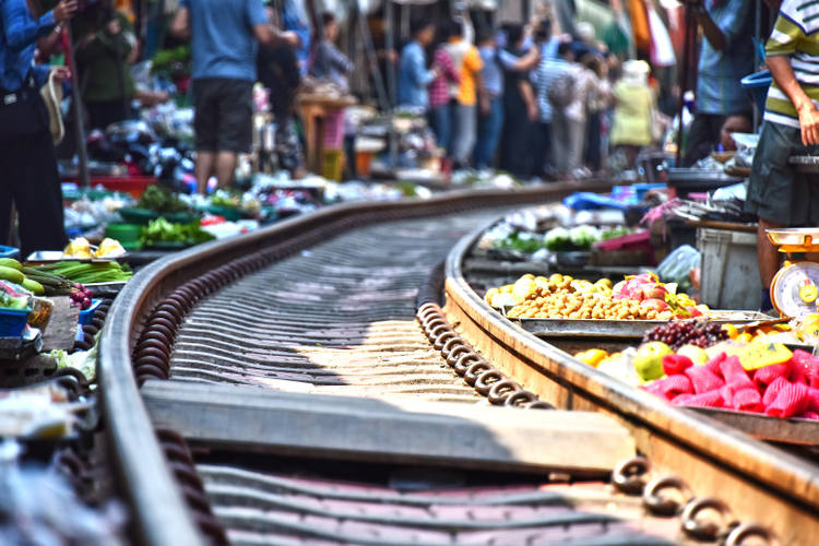 Mercato sulla ferrovia di Maeklong