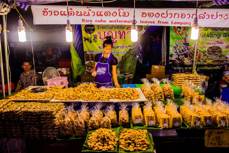 mercato notturno in Thailandia