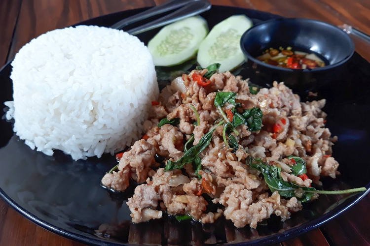 pad kra pao moo
